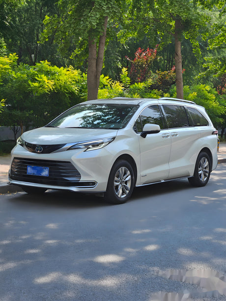 The Toyota Sienna: Redefining Family Adventures with Unmatched Versatility and Efficiency